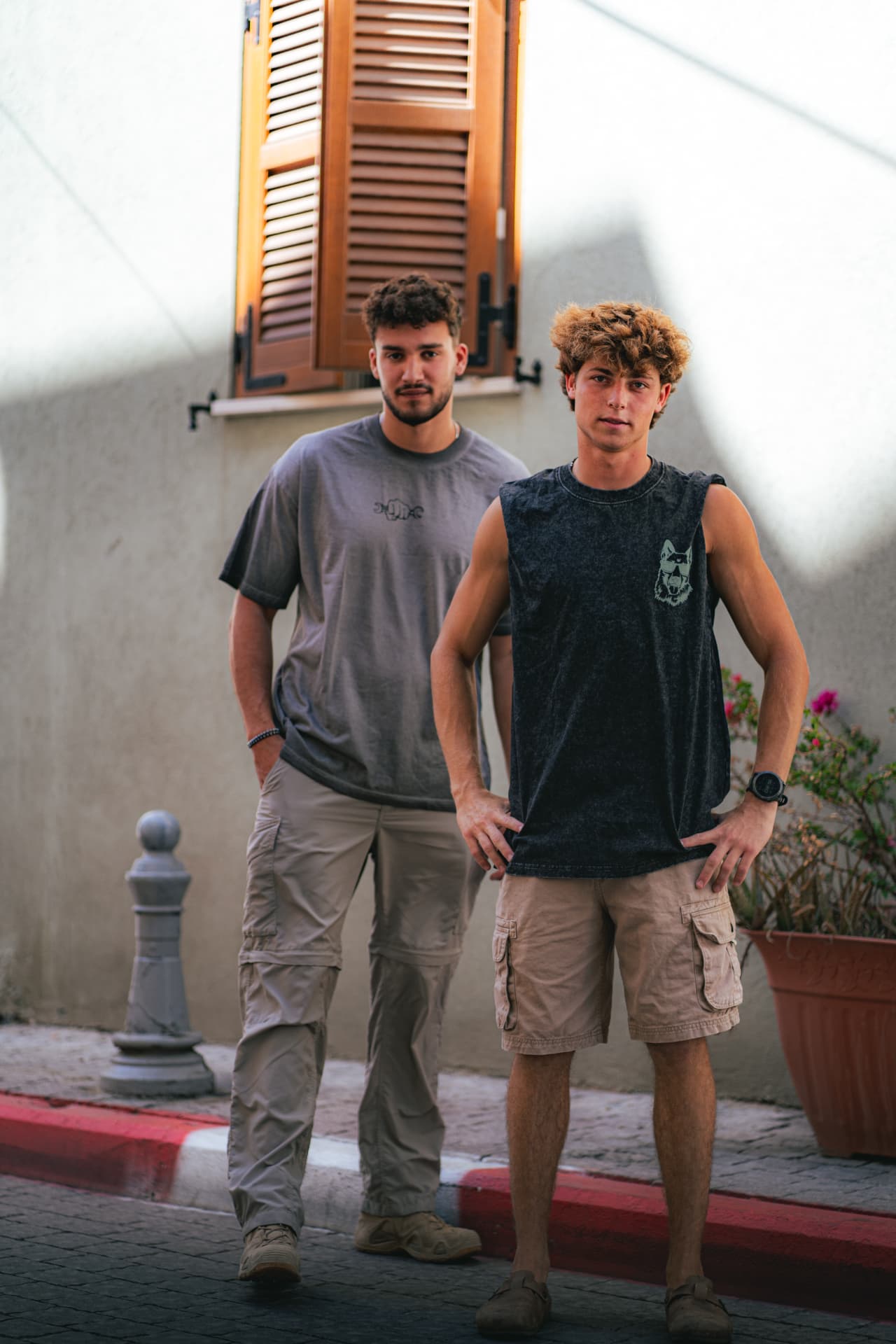 שני חברים בחולצה וגופייה מודפסות ברחוב